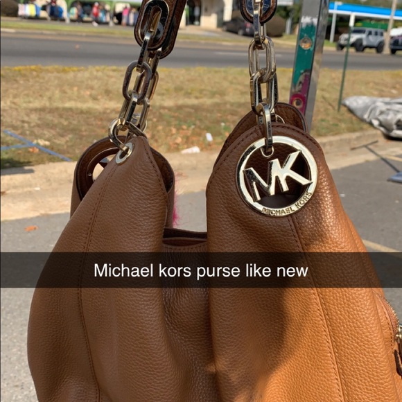 Micheal kors purse like new! No stains only worn twice! Nice bag for fall - Picture 2 of 2